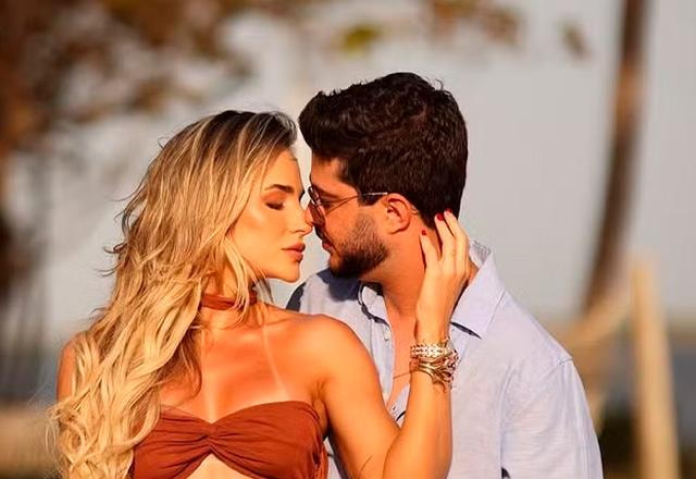 Gabi Martins e Matheus Fidelis posam juntos para foto.