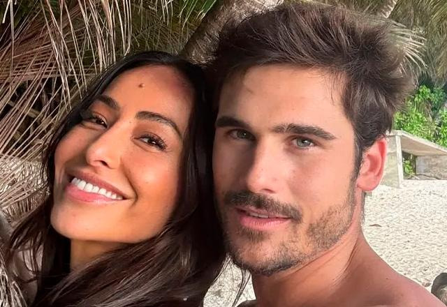 Sabrina Sato e Nicolas Prattes posam juntos para foto.
