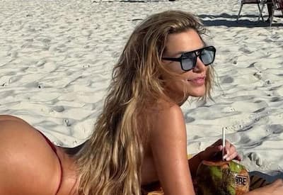 Erika Schneider surge de biquíni e exibe shape em praias do Rio