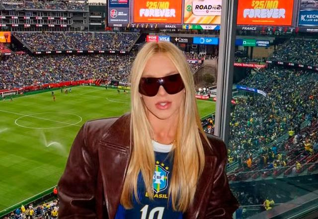 Virginia posa para foto.