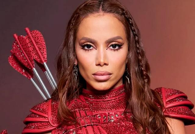 Anitta posa para foto.