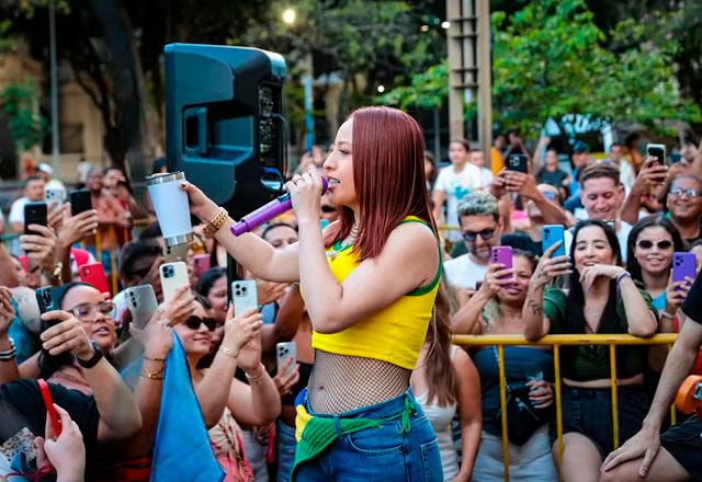 Mari Fernandez durante show surpresa.