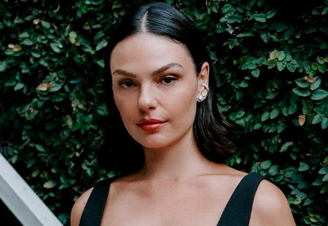 Isis Valverde posa para foto.