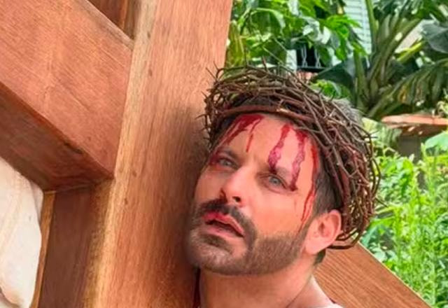 Henri Castelli durante encenação.