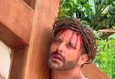 Figurino de Henri Castelli pega fogo durante encenação de "A Paixão de Cristo"