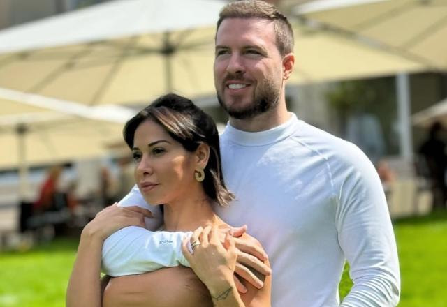 Na foto temos Thiago Nigro e Maira Cardi abraçados