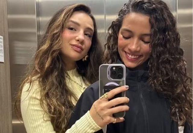 Na foto temos Rayssa Leal e Duda juntas em uma foto no elevador