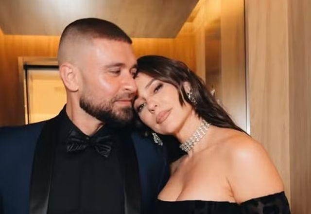 Diogo Nogueira homenageia Paolla Oliveira