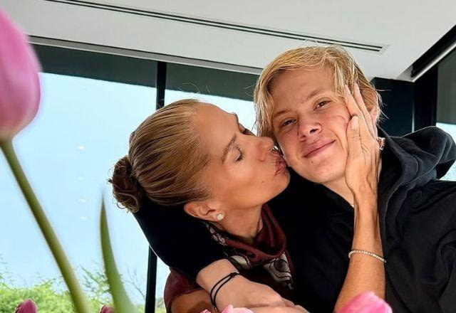 Adriane Galisteu revela que filho Vittorio fraturou a tíbia durante jogo de futebol